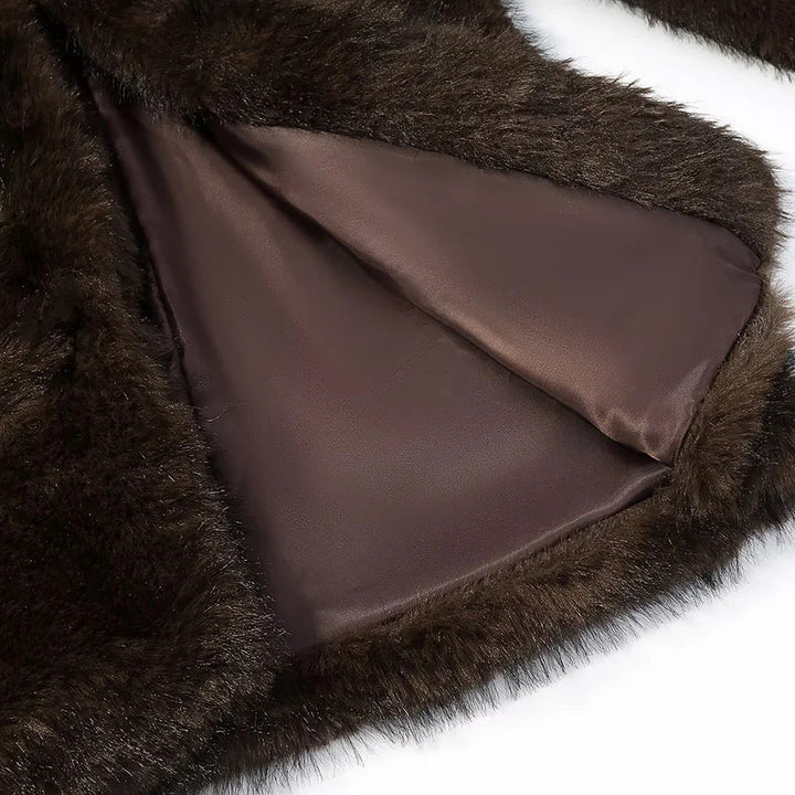Dam kort vegan faux fur kappa med sjalkrage, concealed closure och straight skärning