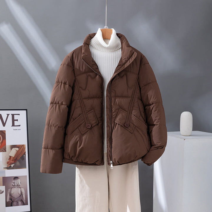 Dam kort quiltad jacka med hög krage kant, diagonally placed decorative seams och flap fickor