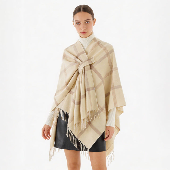 Dam oversized capeponcho tillverkad av ullblandning med tie bälte, fringes, och stor check mönster