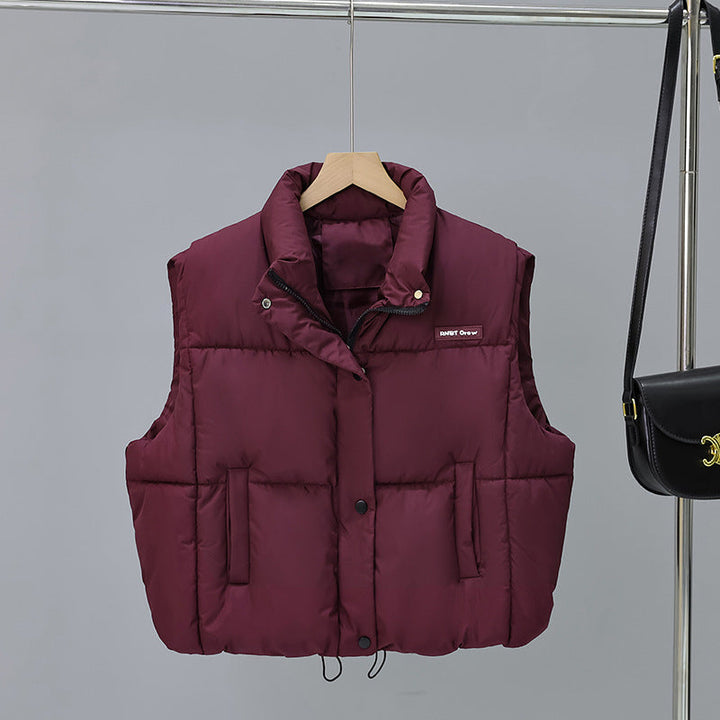 Dam kort skärning thermo quiltad väst med high ståkrage, snap button front och adjustable drawstring fåll