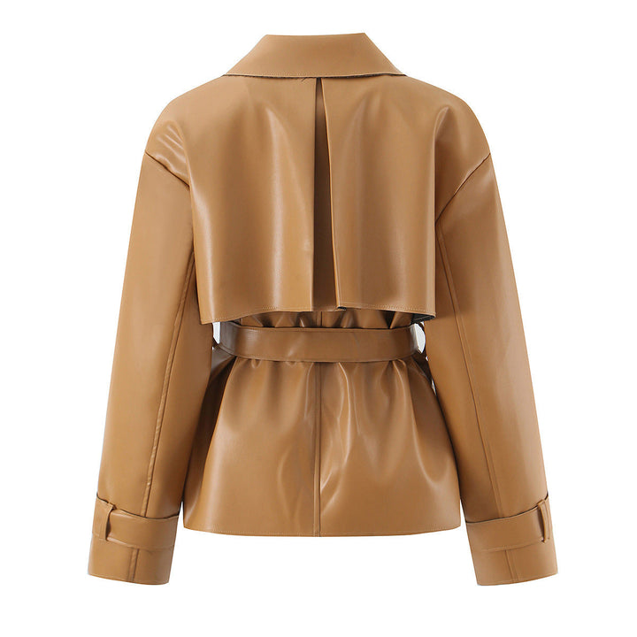 Dam Kort Tailored Faux Läder Trench Stil Jacka med Belt och Cape Detail