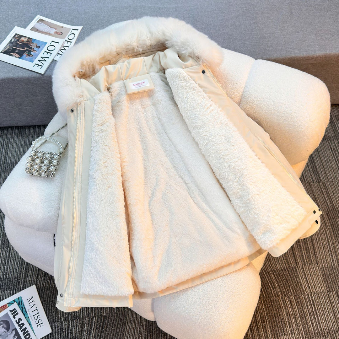 Dam kort vadderad parka med faux fur krage, teddyfoder, dragsko midja, och multifunctional fickor