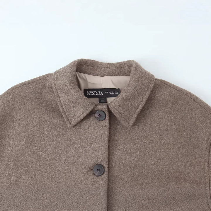Dam kort-skärning blousonjacka tillverkad av ullblandning med skjortkrage och welt fickor