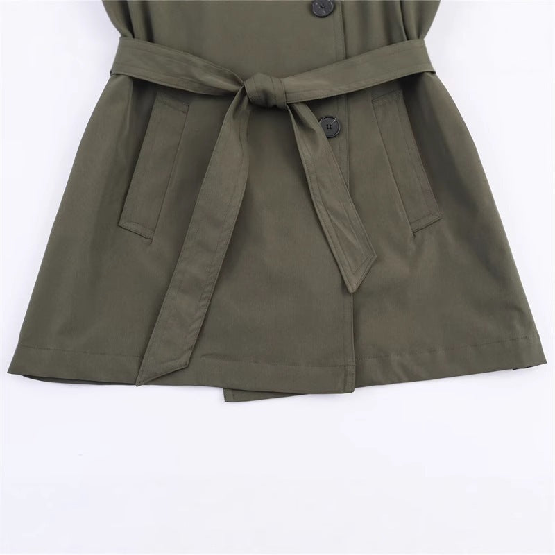 Dam kort trenchcoat med A-line silhuett, double-breasted knappslå, detachable bälte, och shoulder epaulettes