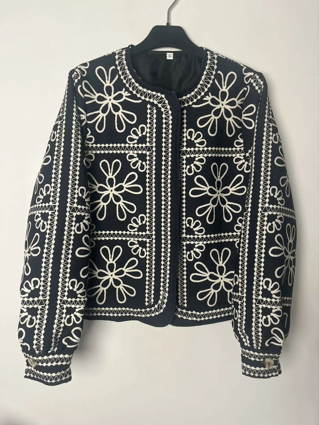 Dam non-quiltad kort jacka i ornamental bandana tryck med round neckline och decorative piping