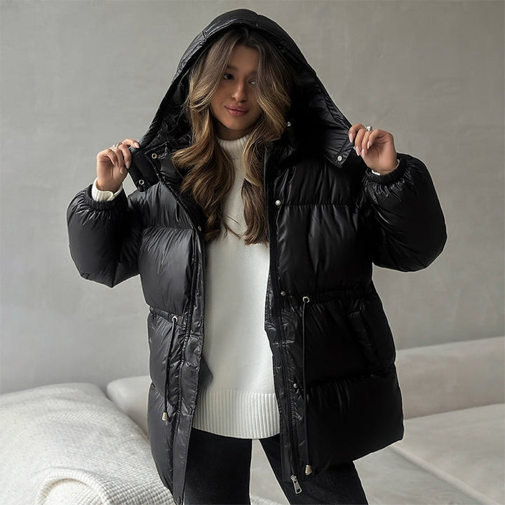 Dam längre vadderad parka med huva, dragsko midja och oversize silhuett