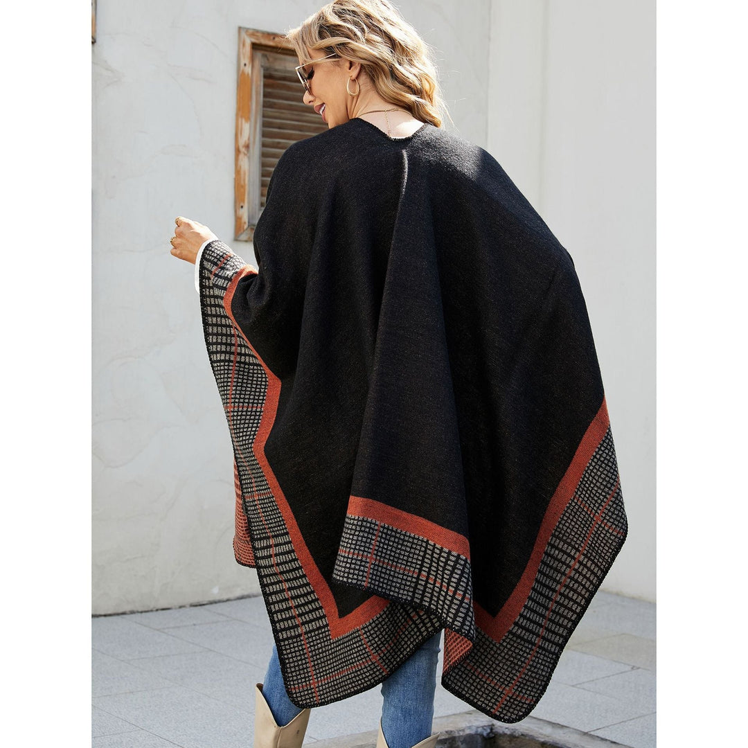 Dam Oversize capeponcho tillverkad av ullblandning med boxy fall och fine border structure