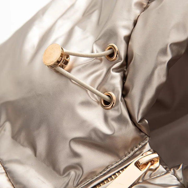 Dam quiltad glossy quiltad jacka med huva, vadderad värmefoder och elastic waistband