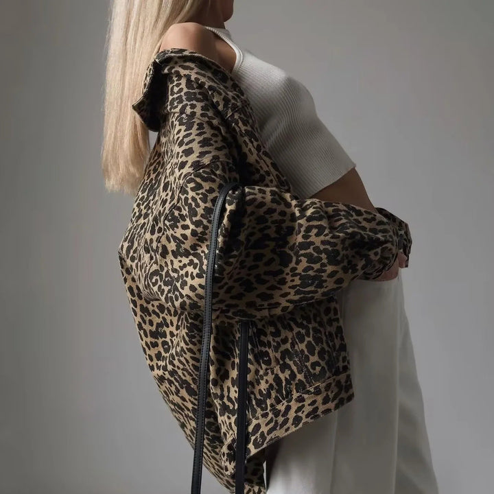 Dam oversized jeansjacka i boxy skärning med leopard mönster, snap knäppning och patch bröstfickor