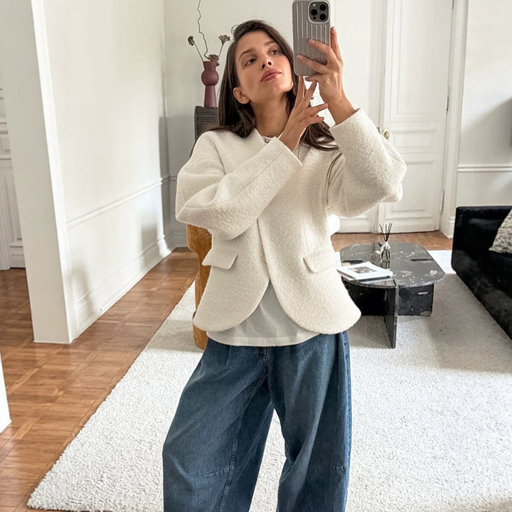 Dam kort jacka in boucle stil med oversize ärmar och flap fickor