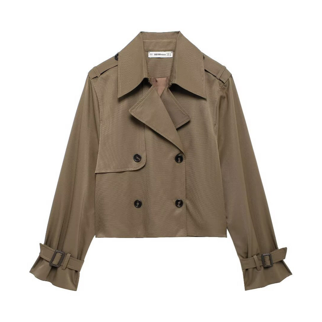 Dam kort cropped trenchcoat i boxy skärning med double-breasted knäppning, axel epaulets och adjustable ärm straps