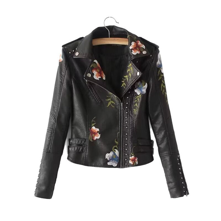 Dam Kort Bikerjacka i Vegansk Läderlook med Embroidered Blommig Appliqués och Studs