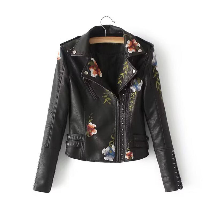 Dam Kort Bikerjacka i Vegansk Läderlook med Embroidered Blommig Appliqués och Studs
