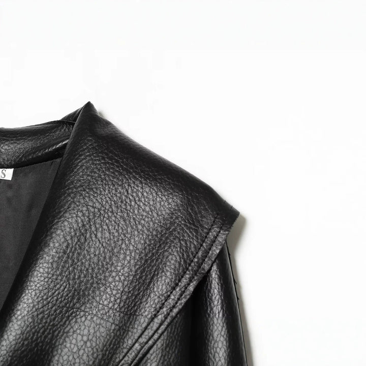 Dam Kort Jacka i Läderlook med Stora Shawl Krage, Wrap Belt och Textured Surface