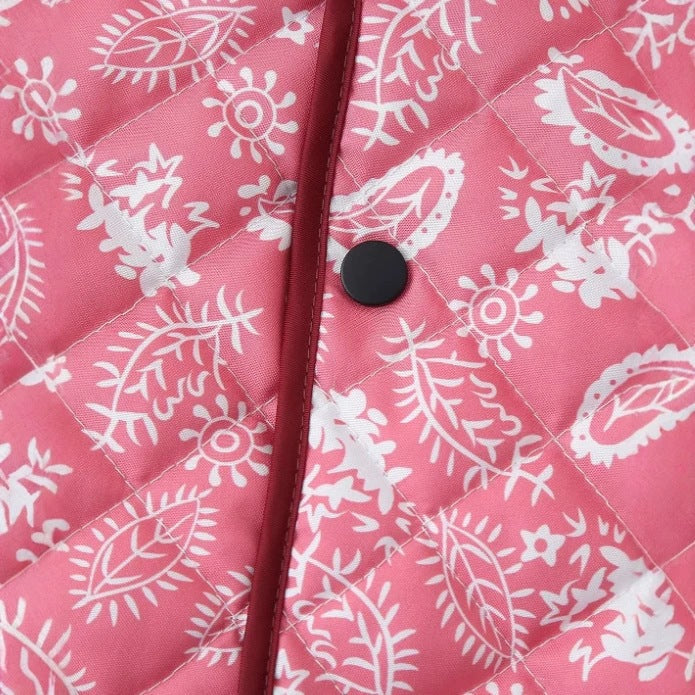 Dam Quiltad Kort Jacka med V-ringad, Paisley Mönster och Contrasting Piping