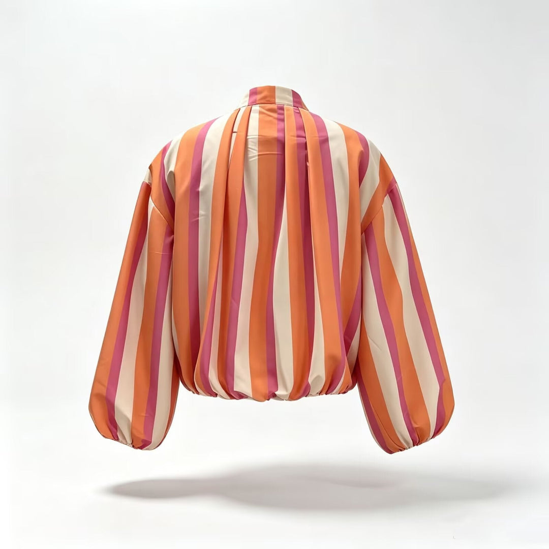 Dam Randig Kort Blouson med Pleat Detail, Balloon Ärmar och Stå Krage