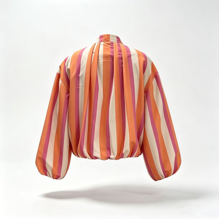 Dam Randig Kort Blouson med Pleat Detail, Balloon Ärmar och Stå Krage