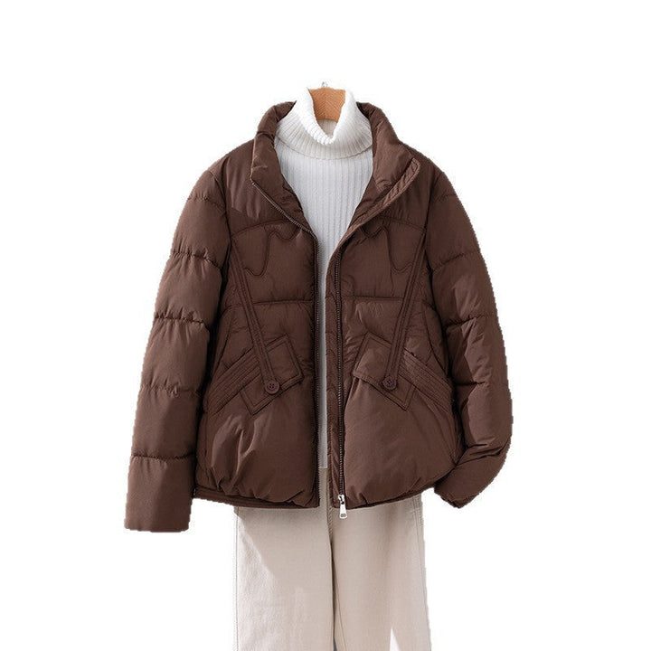 Dam kort quiltad jacka med hög krage kant, diagonally placed decorative seams och flap fickor