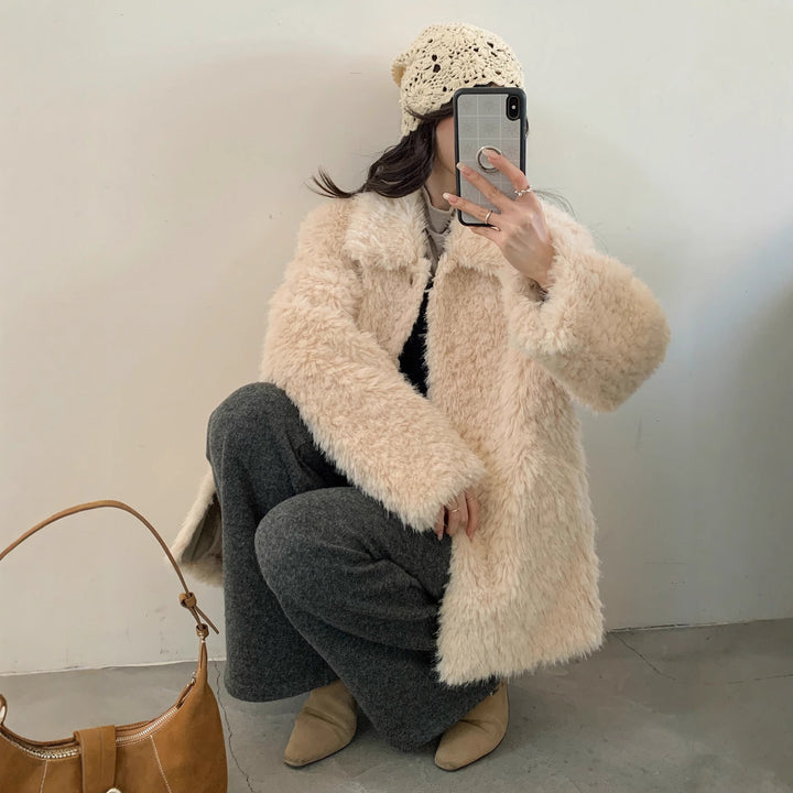 Dam Fluffy teddy kappa gjord Faux Fur med skjortkrage och Boxy silhuett