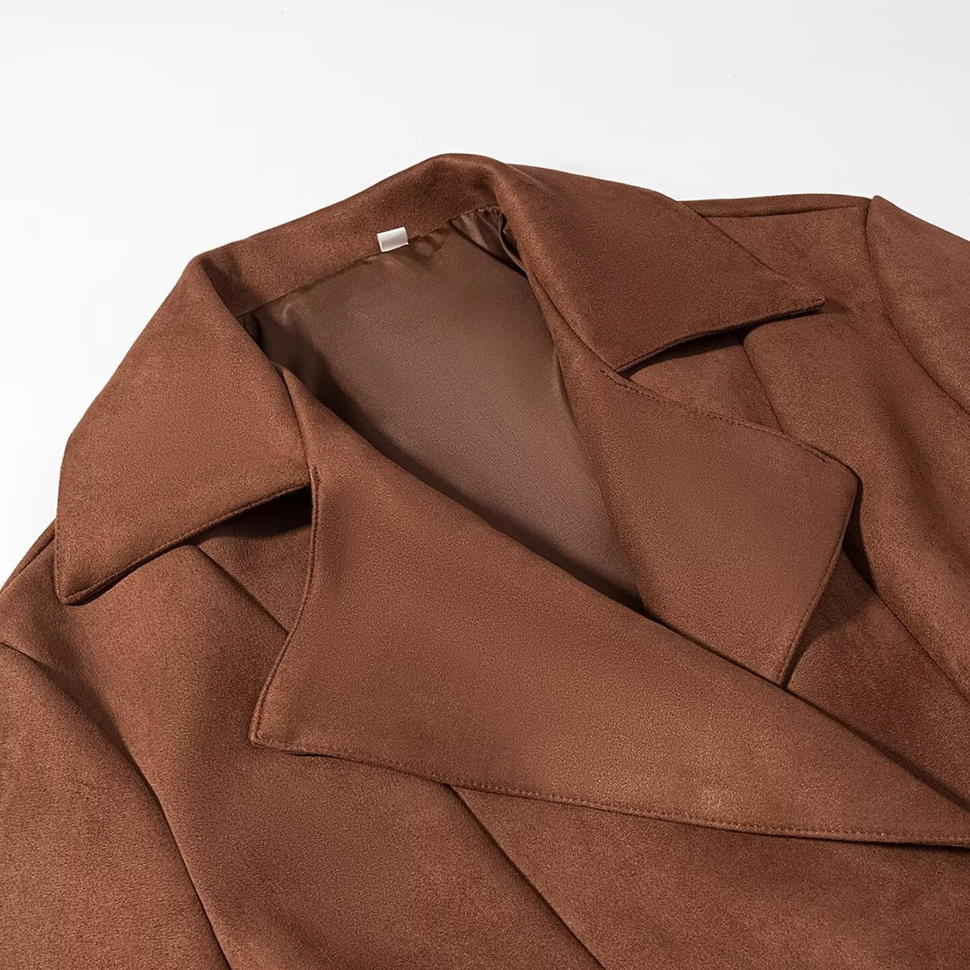 Dam kort jacka in mocka look med midjebälte och stor lapel