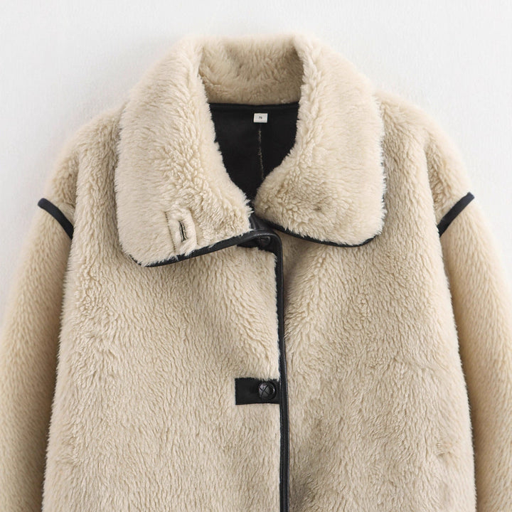 Dam kort skärning Faux Fur Field kappa med oversize Shawl krage och kontrasterande Piping
