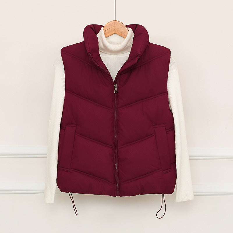 Dam kort-skärning puffer quiltad väst med V-quilt, high ståkrage och drawstring fåll