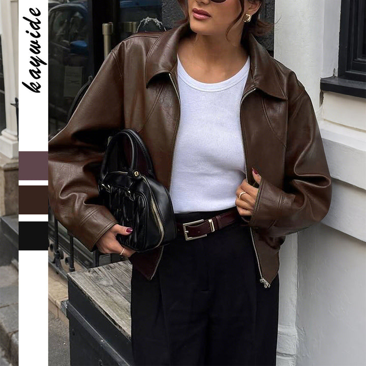 Dam kort oversized läderjacka med skjortkrage, visible dragkedja, och avslappnad silhuett