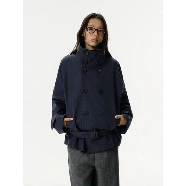 Dam kort jacka in trench stil med Double-Breasted knappslå, midjebälte, och ståkrage