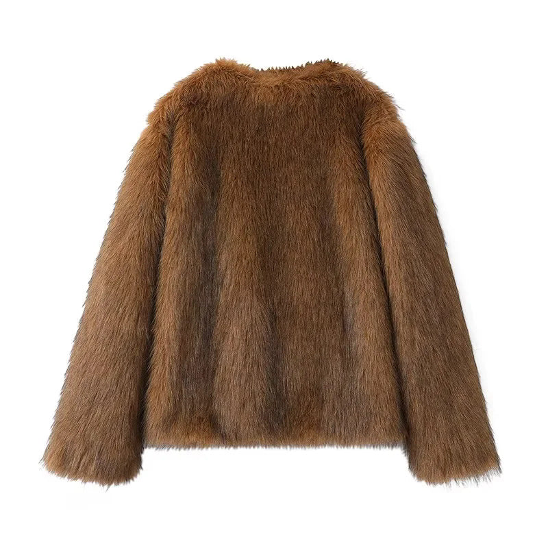 Dam lyxig kort jacka tillverkad av vegan faux fur med open sjalkrage och slight waist detailing