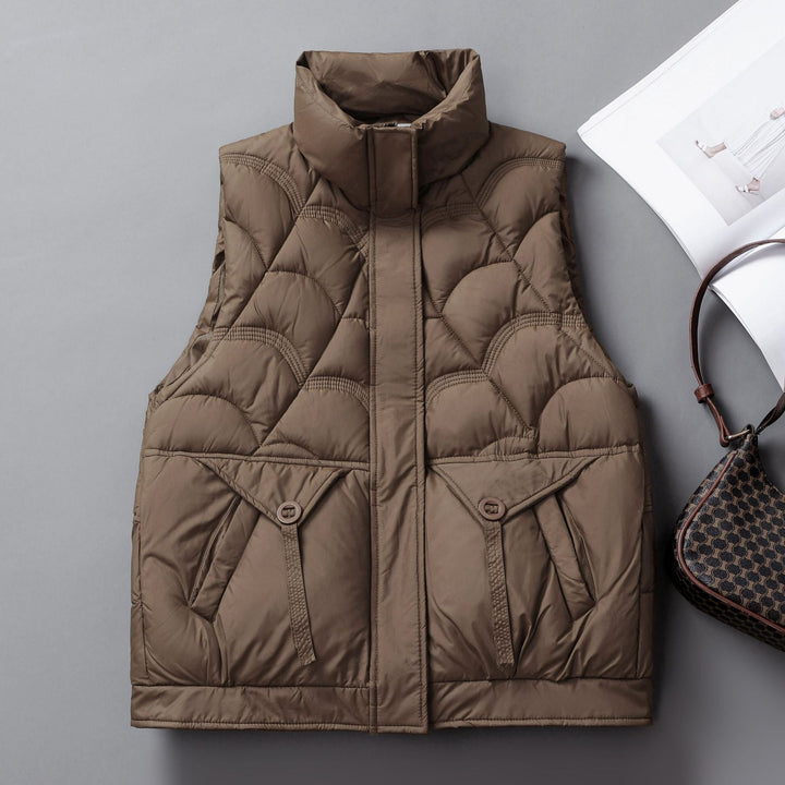 Dam quiltad thermal väst med high stand krage, concealed front placket och stor flap fickor