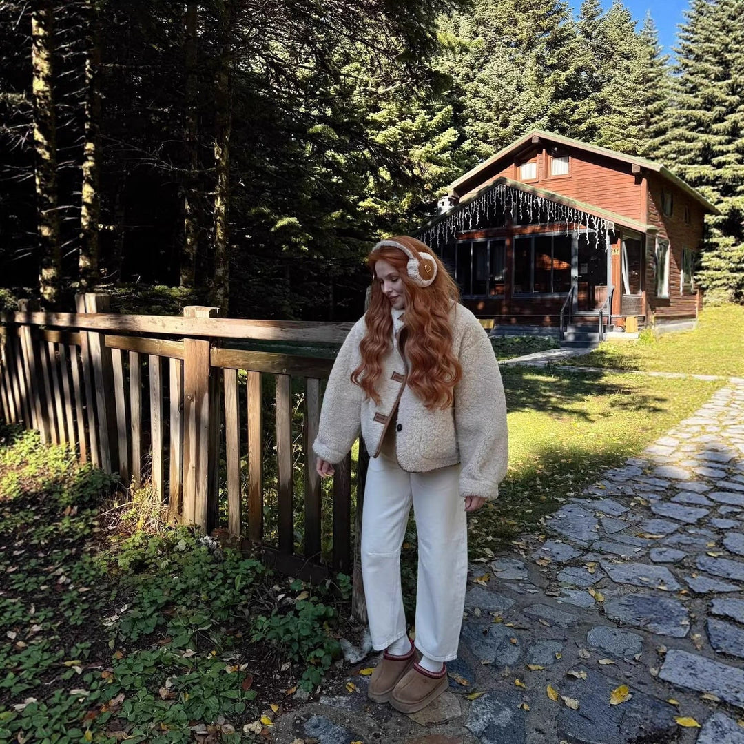 Dam kort jacka in lambskin look med hög ståkrage och utanpåfickor