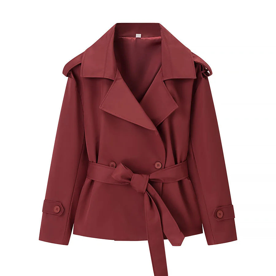 Dam kort figurnära trenchcoat med bred lapels, epaulettes, och tie bälte