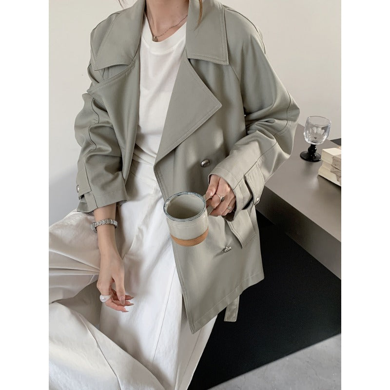 Dam kort trenchcoat med vid skärning, double-breasted stängning och knytband