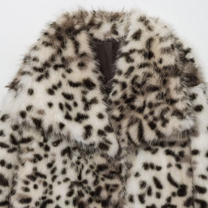 Dam Kort Jacka Gjord av Konstpäls i Snow Leopardmönster med Breda Slag