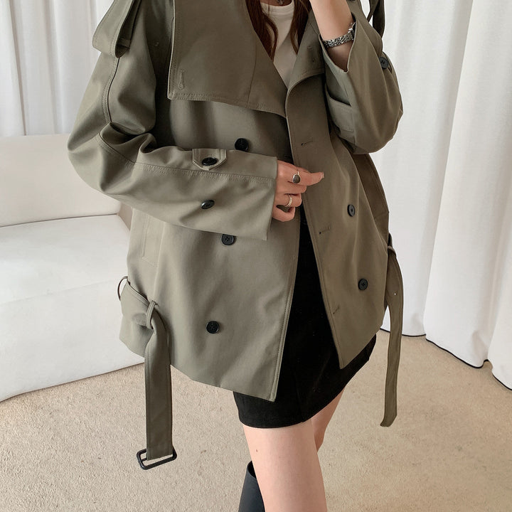 Dam kort double-breasted trenchcoat med ståkrage och shoulder flaps