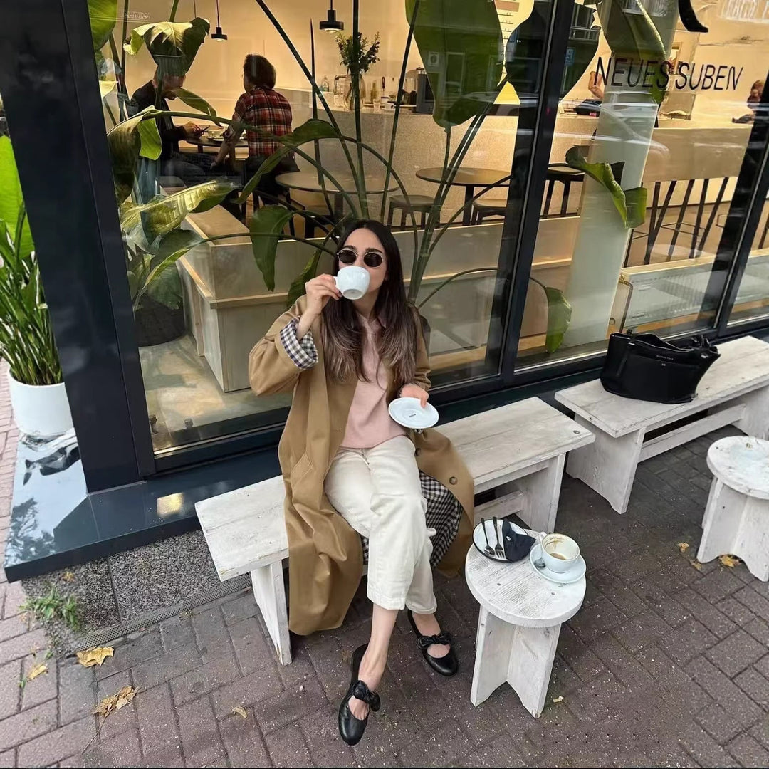 Dam lång minimalistisk trenchcoat med vid krage och Straight silhuett