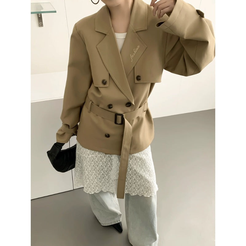 Dam kort trenchcoat med figure-flattering knytband och voluminous balloon ärmar