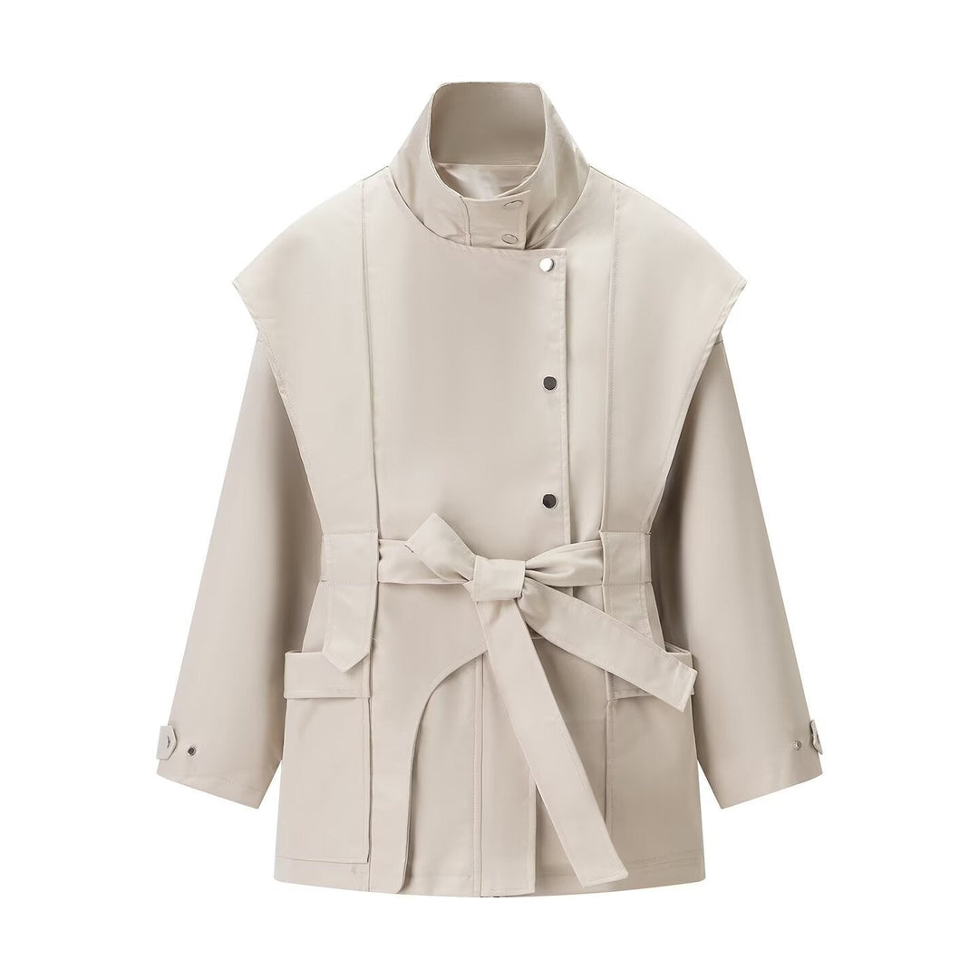 Dam kort trenchcoat med cape shoulder, hög ståkrage och bälte