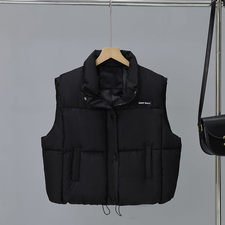 Dam kort skärning thermo quiltad väst med high ståkrage, snap button front och adjustable drawstring fåll
