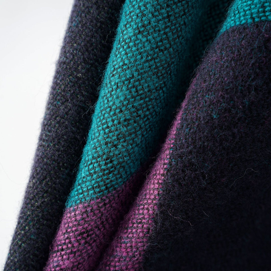 Dam Oversize capeponcho med fuskpälskrage och colorblock Jacquard