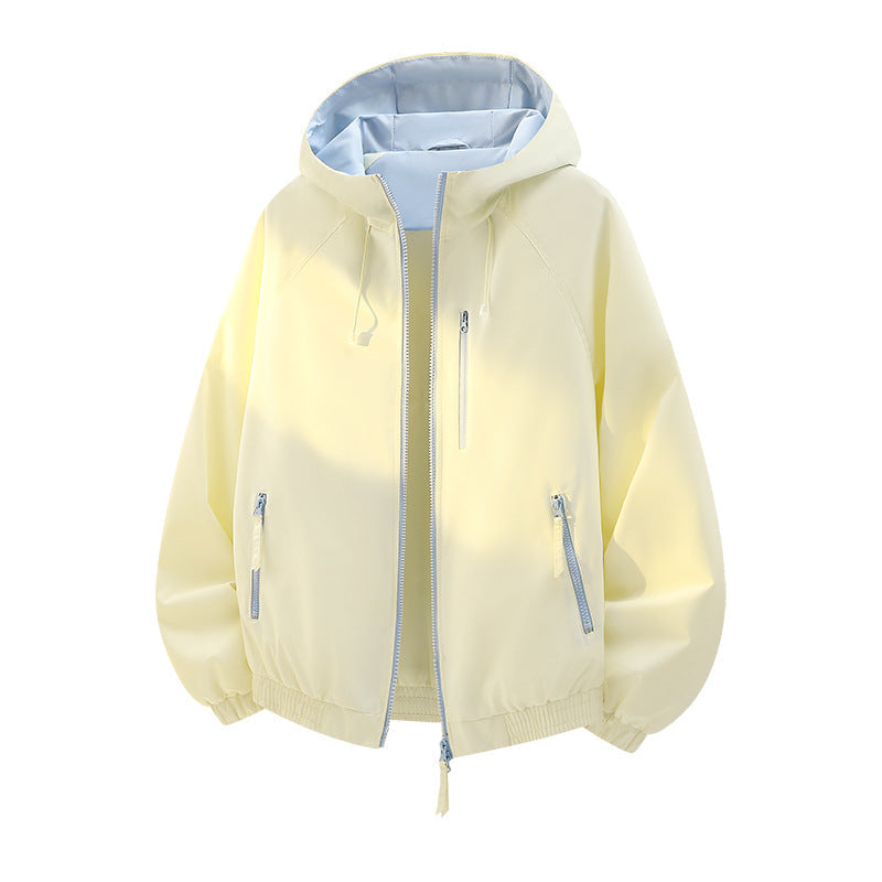 Dam lätt med huva shell jacka in urban look med kontrasterande foder, zippered fickor, och elastic fåll