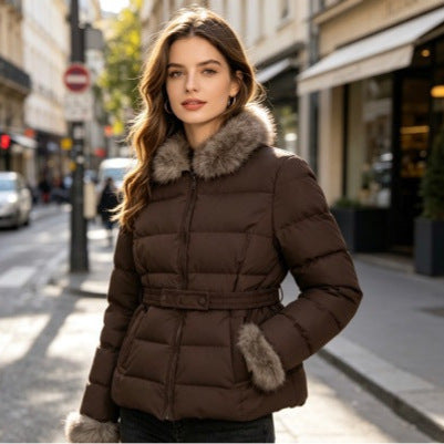 Dam kort skräddad vinter kviltad jacka med removable faux fur krage, tonal midja straps och dold två-way dragkedja