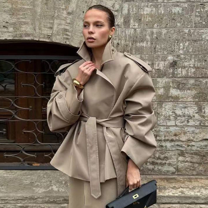 Dam kort trenchcoat med Ties och Cape ärmar