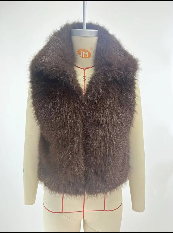Dam lyxig faux fur väst med voluminous sjalkrage och cropped silhuett