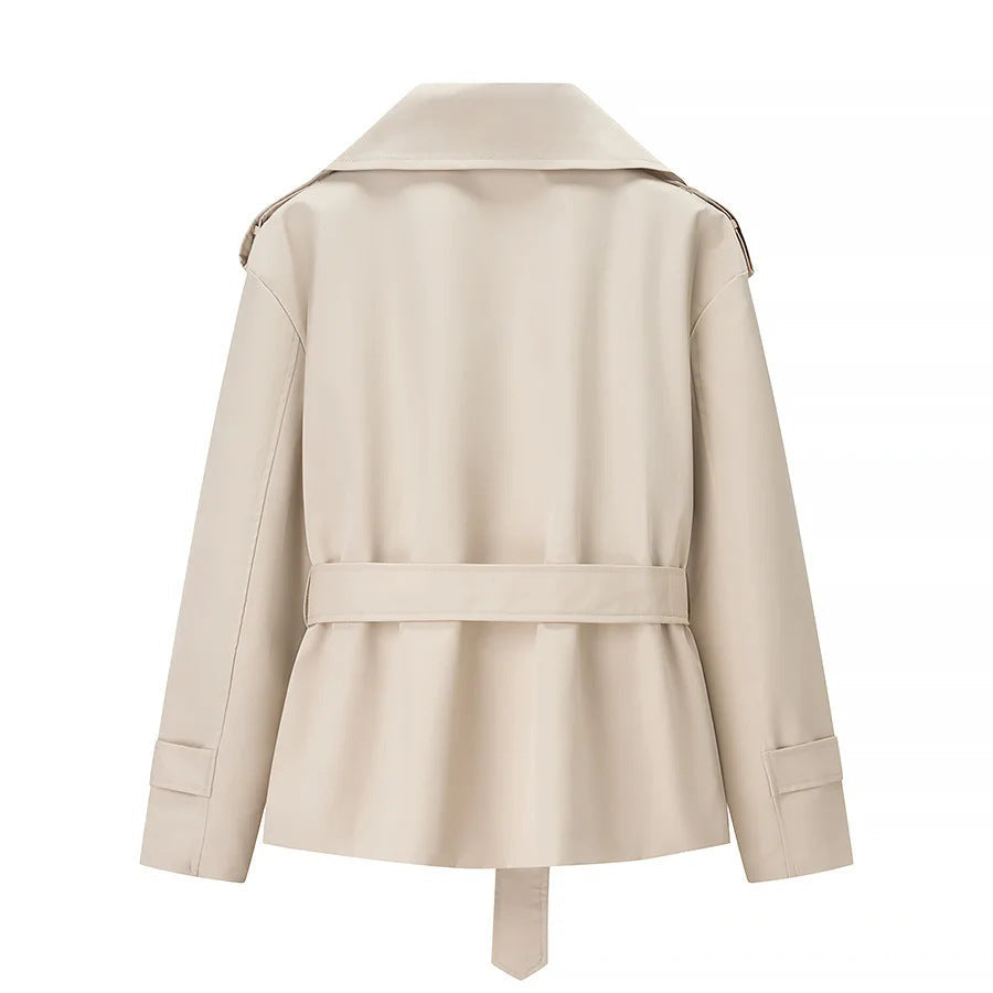 Dam kort figurnära trenchcoat med bred lapels, epaulettes, och tie bälte