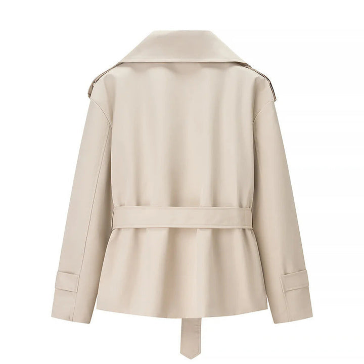 Dam kort figurnära trenchcoat med bred lapels, epaulettes, och tie bälte