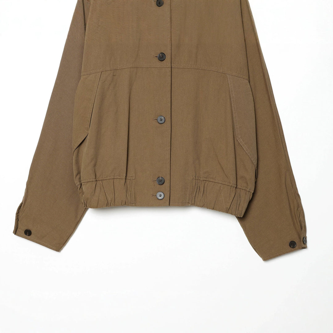 Dam kort utility cropped jacka med high standing krage, drawstring waist och full knäppning