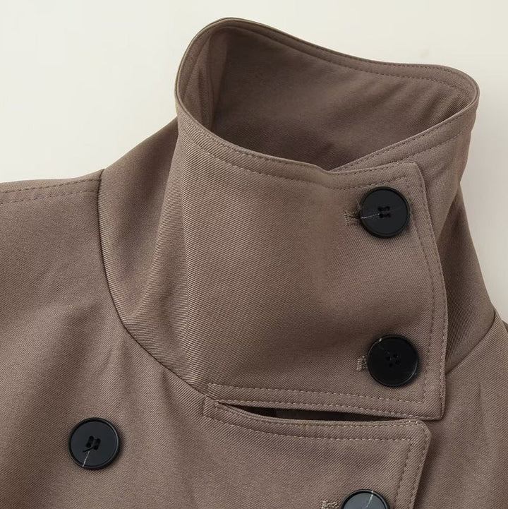Dam Kort Double-Breasted Trenchcoat med Stå Krage och Waist Belt