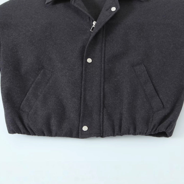 Dam kort skuren ull blouson jacka med ståkrage, snap knappslå, och elastic fåll