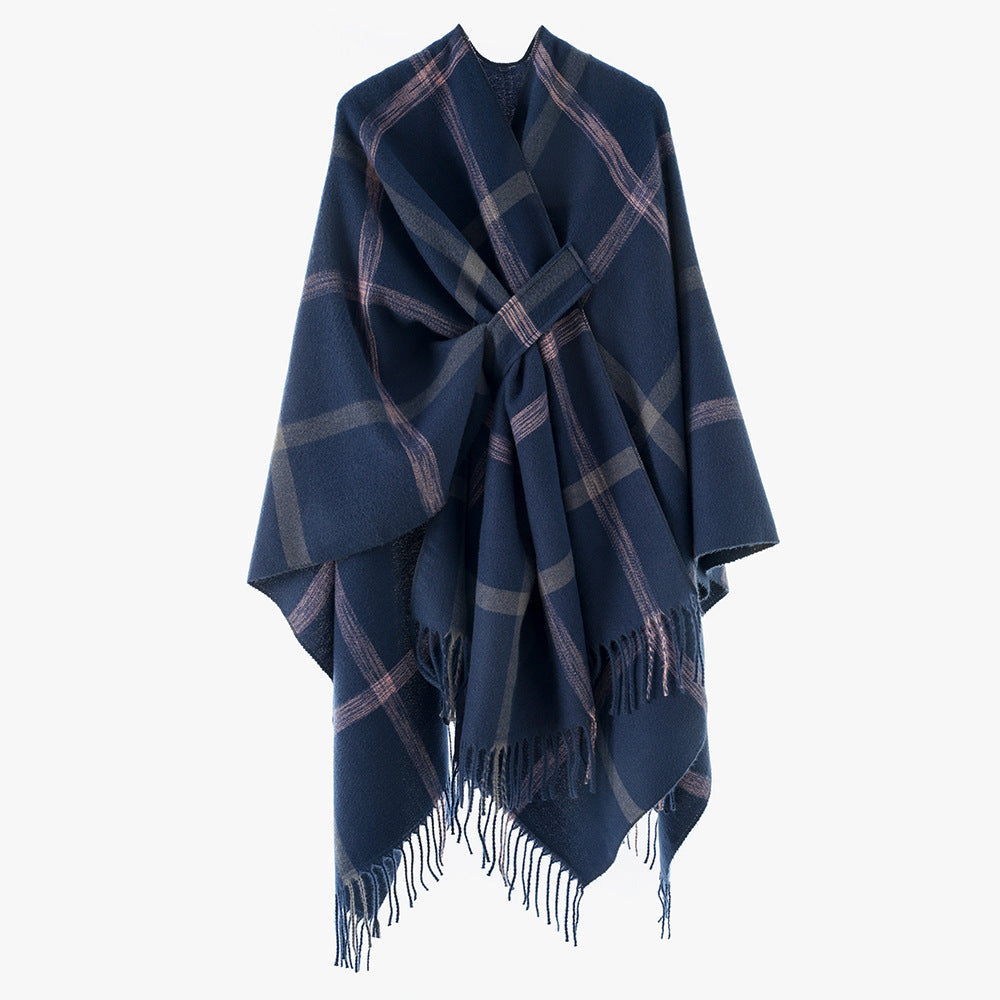Dam oversized capeponcho tillverkad av ullblandning med tie bälte, fringes, och stor check mönster